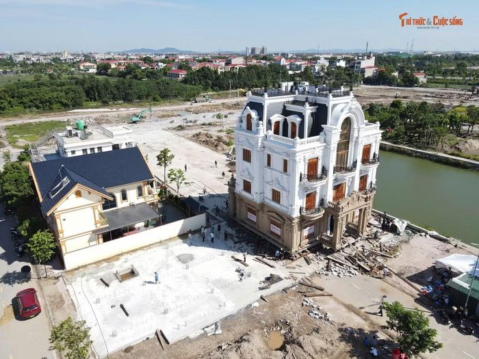 Đầu tháng 10/2026, căn biệt thự nặng hàng trăm tấn được “thần đèn” đưa về vị trí mới.