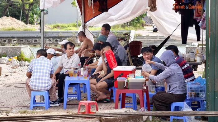 Hành trình di chuyển căn biệt thự 4 tầng nặng hàng trăm tấn ở Bắc Ninh đã thu hút sự chú ý của người dân.