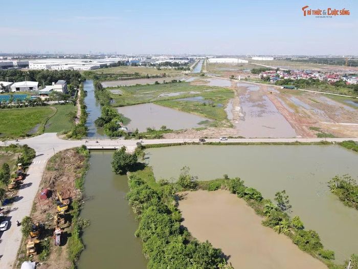 Đại diện Phòng kinh tế, hạ tầng và Đô thị phường Thuận Thành (TP Bắc Ninh) cho biết, chính quyền địa phương đã hoàn tất thủ tục và cấp phép cho chủ sở hữu di dời biệt thự từ đầu tháng 9. Công tác giám sát kỹ thuật và an toàn trong quá trình di chuyển ngôi biệt thự được siết chặt ngay từ khâu tiếp nhận hồ sơ. Ngoài ra, địa phương yêu cầu chủ nhà chịu trách nhiệm toàn diện về bảo đảm an toàn tính mạng con người, tài sản và kết cấu công trình trong suốt quá trình di chuyển. Chủ nhà phải có văn bản cam kết bồi thường toàn bộ thiệt hại nếu quá trình thi công gây hư hỏng hạ tầng giao thông hoặc ảnh hưởng đến các công trình liền kề. Đơn vị thi công chỉ được phép triển khai khi đáp ứng đầy đủ các điều kiện kỹ thuật này. Được biết, dự án tuyến đường kết nối sân bay Gia Bình với Thủ đô Hà Nội có tổng chiều dài khoảng 41,3km, đi qua địa bàn Hà Nội và Bắc Ninh. Dự án gồm khoảng 7km xây mới và 6,55km mở rộng các tuyến cao tốc hiện hữu lên 120m, với tổng diện tích sử dụng đất khoảng 289,87ha. Tuyến đường được quy hoạch kết nối khu vực sân bay Gia Bình với nút giao cao tốc Hà Nội - Lạng Sơn, cao tốc Hà Nội - Thái Nguyên/Vành đai 3 và đường dẫn cầu Tứ Liên. Dự án cũng xây dựng hai nhánh rẽ trực tiếp, mỗi nhánh 3 làn xe, dài khoảng 2,5km.