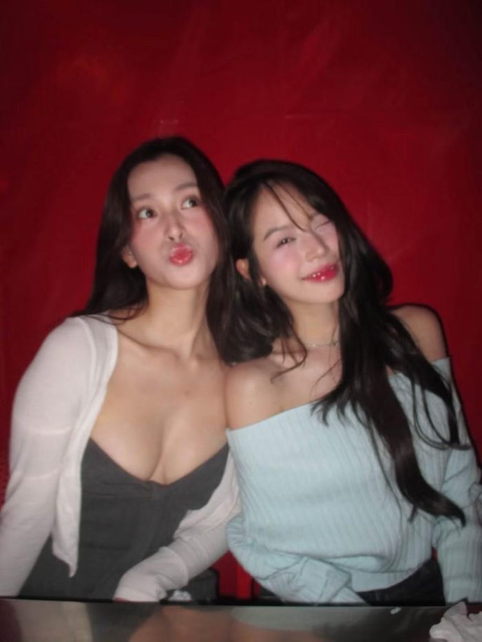 Dưới những hình ảnh được chia sẻ, cư dân mạng dành nhiều lời khen cho diện mạo của hai người đẹp. Không ít khán giả nhận xét Tiểu Vy và Thanh Thủy ngày càng thăng hạng nhan sắc, đồng thời bày tỏ sự yêu thích trước những khoảnh khắc tự nhiên, vui vẻ của cặp hoa hậu cùng quê. Ảnh: FB Trần Tiểu Vy