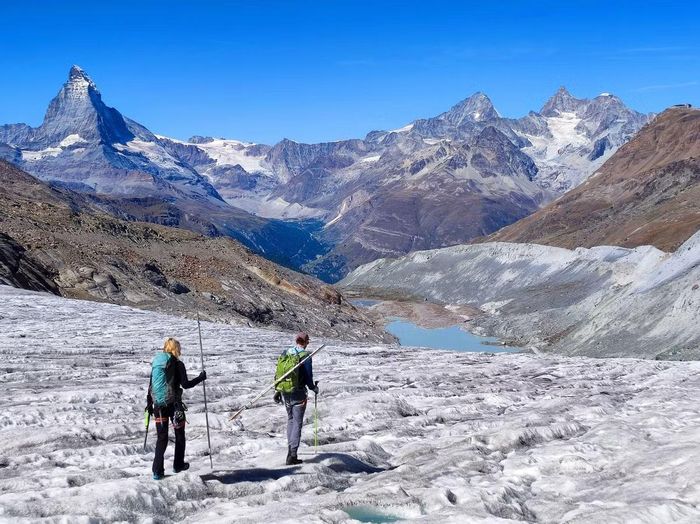 Các nhà nghiên cứu khảo sát sông băng Findel ở bang Valais. Băng quanh núi Matterhorn tiếp tục rút đi, để lộ thêm những vùng đất đá và hồ nước. Ảnh: M. Huss.