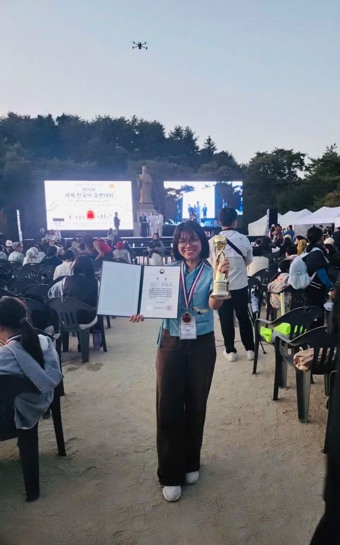 Đại diện sinh viên Trường Đại học Lạc Hồng nhận giải thưởng tại cuộc thi K-Speech 2026.