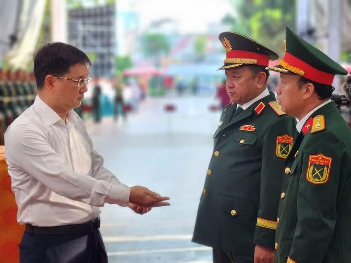 Ông Nguyễn Mạnh Cường, Phó Chủ tịch UBND, Trưởng Ban chỉ đạo 515 TPHCM trực tiếp chỉ đạo, rà soát chi tiết từng khâu nghi thức tại buổi tổng duyệt.