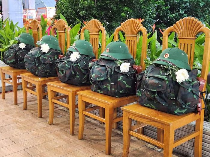  Ba lô đặt ở dãy ghế đặc biệt tri ân anh linh các Anh hùng liệt sĩ tại Công viên văn hóa Lê Thị Riêng. ﻿Chương trình là hoạt động mang ý nghĩa chính trị, lịch sử và nhân văn sâu sắc, thể hiện đạo lý “Uống nước nhớ nguồn” và lòng biết ơn vô hạn đối với các Anh hùng liệt sĩ đã ngã xuống vì độc lập, tự do của Tổ quốc. 