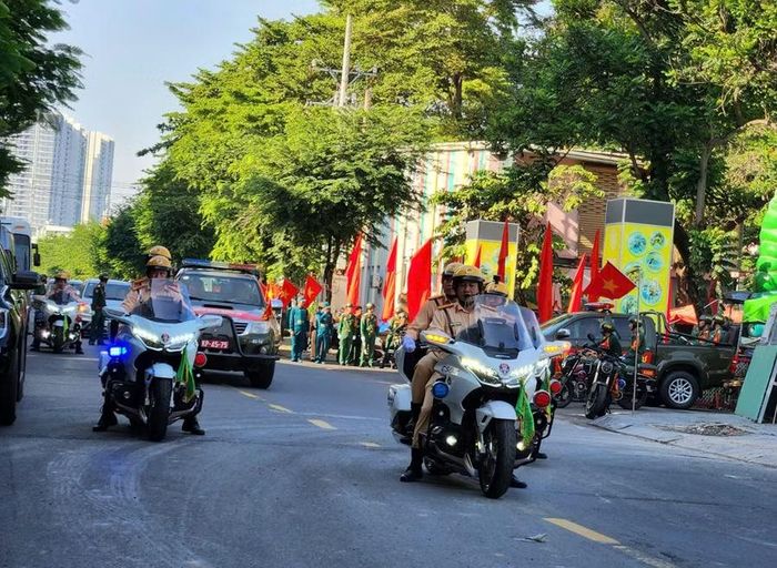 Trên các tuyến đường đoàn đi qua, người dân có thể đứng tại khu vực vỉa hè cầm nhành hoa trắng trang nghiêm tiễn đưa các liệt sĩ về nơi an nghỉ cuối cùng; đồng thời bảo đảm an toàn giao thông và trật tự công cộng.