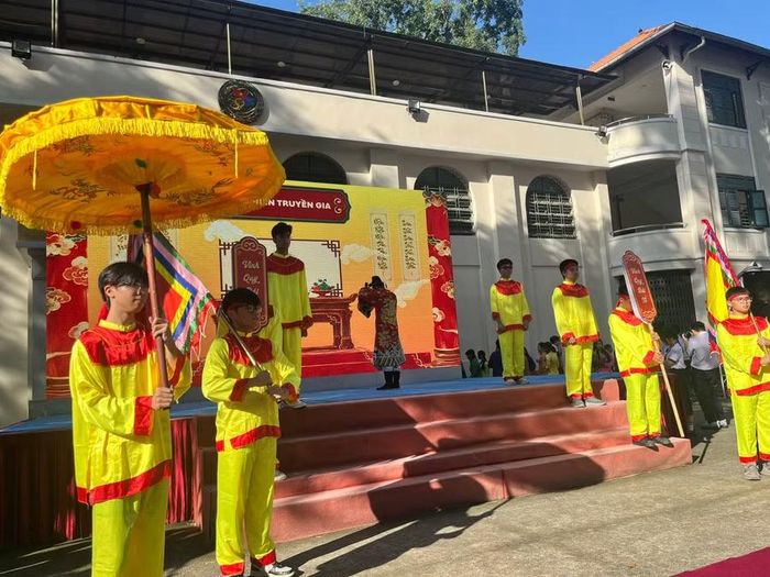 Cảnh cụ Lê Quý Đôn vinh quy bái tổ. Ảnh: Phương Nhi