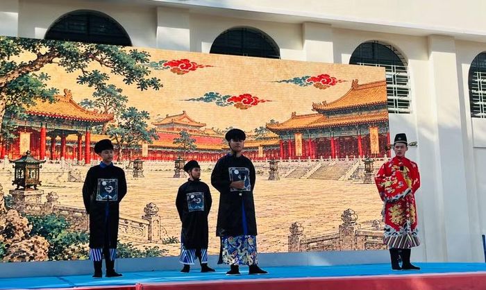 Sân khấu của học sinh tái hiện hình ảnh cụ Lê Quý Đôn "đàm phán" với các quan nhà Thanh được nhiều học sinh reo hò, ủng hộ. Ảnh: Phương Nhi