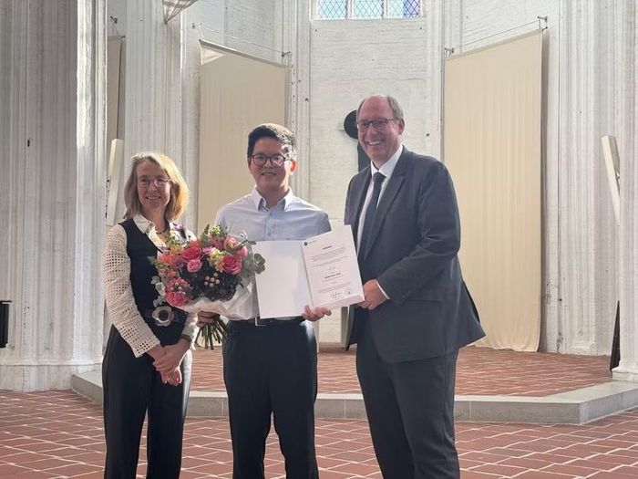 NCS Võ Hồng Phúc (giữa) nhận Giải thưởng DAAD 2026 tại Đại học Lübeck (Đức). Ảnh: NVCC.
