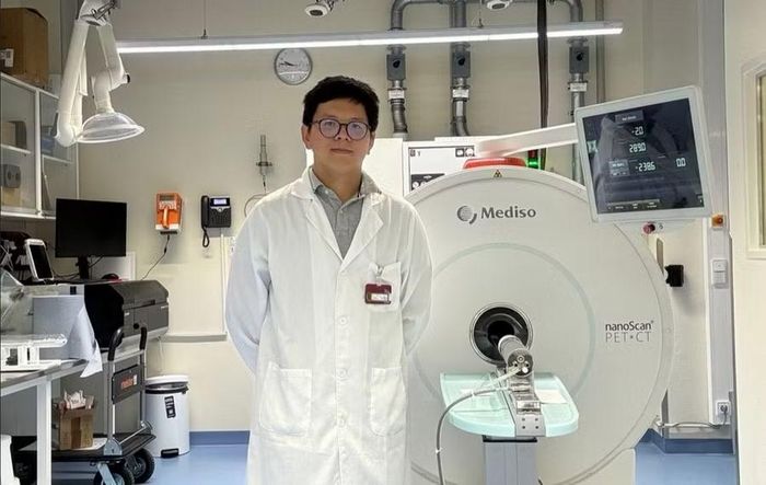 NCS Võ Hồng Phúc bên hệ thống PET/CT tiền lâm sàng dùng trong nghiên cứu tại Đức. Ảnh: NVCC.