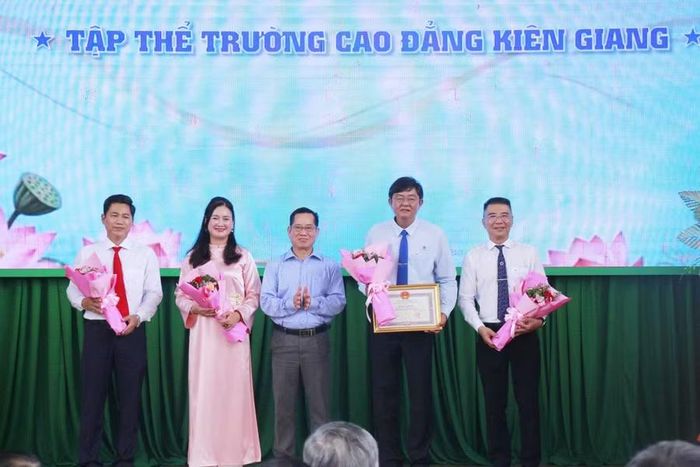 Tập thể Trường Cao đẳng Kiên Giang đón nhận Bằng khen của UBND tỉnh tại lễ khai giảng năm học 2026 - 2027.