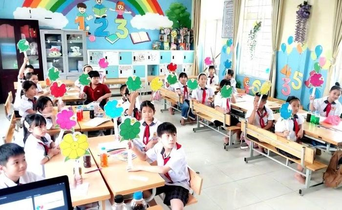 Học sinh Trường Tiểu học Vĩnh Yên - Phân hiệu Đồng Tâm hào hứng giới thiệu sản phẩm STEM, phát huy tư duy sáng tạo và kỹ năng thực hành.