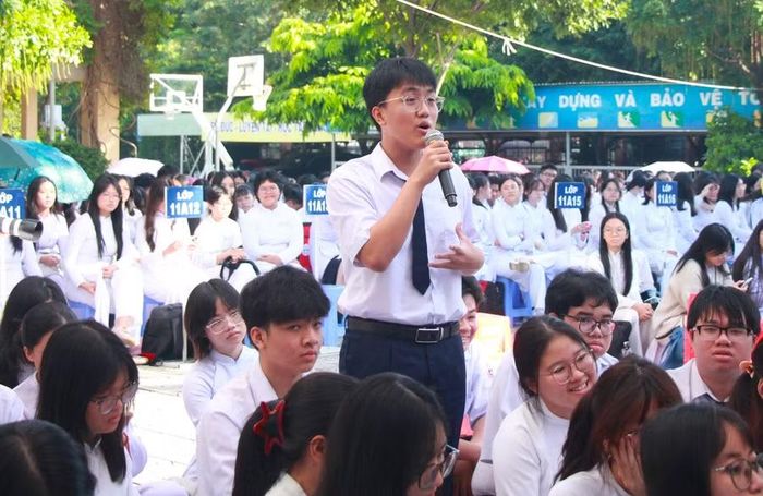 Học sinh đặt câu hỏi tại phần giao lưu.