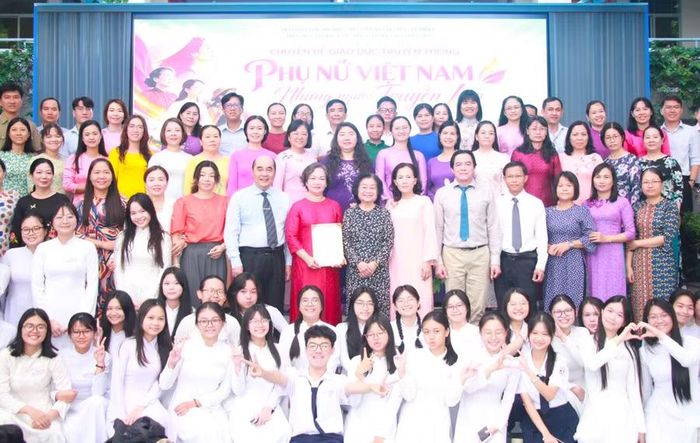 Dịp này Trường THPT Phú Nhuận nhận Quyết định công nhận là hội viên tập thể của Câu lạc bộ “Vì Hoàng Sa-Trường Sa thân yêu”.