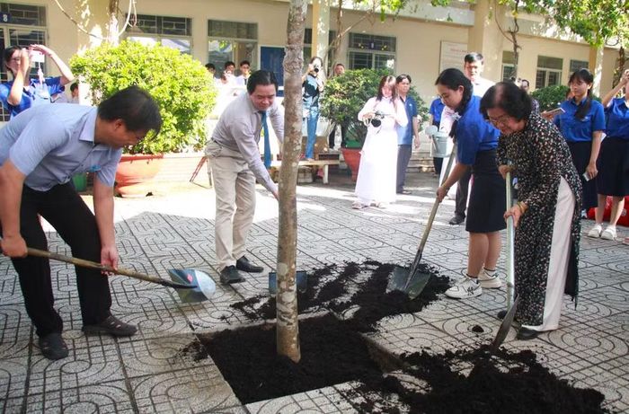 Bà Trương Mỹ Hoa trồng cây lưu niệm tại khuôn viên Trường THPT Phú Nhuận.