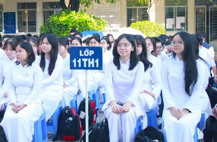 Học sinh chăm chú nghe chia sẻ của bà Trương Mỹ Hoa.