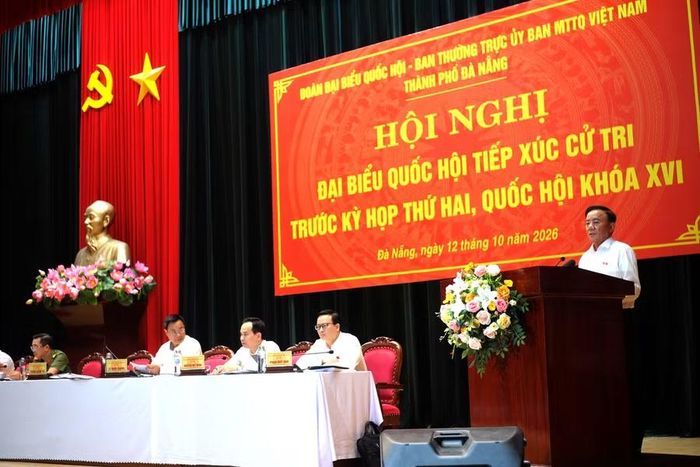 Thường trực Ban Bí thư Trần Cẩm Tú trả lời ý kiến cử tri.