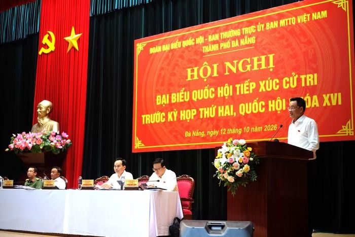 Ông Lê Ngọc Quang, Bí thư Thành ủy, Trưởng Đoàn ĐBQH đơn vị Đà Nẵng trả lời ý kiến cử tri.