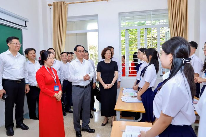 Bộ trưởng Hoàng Minh Sơn trò chuyện cùng các em học sinh Trường THPT chuyên Hạ Long.