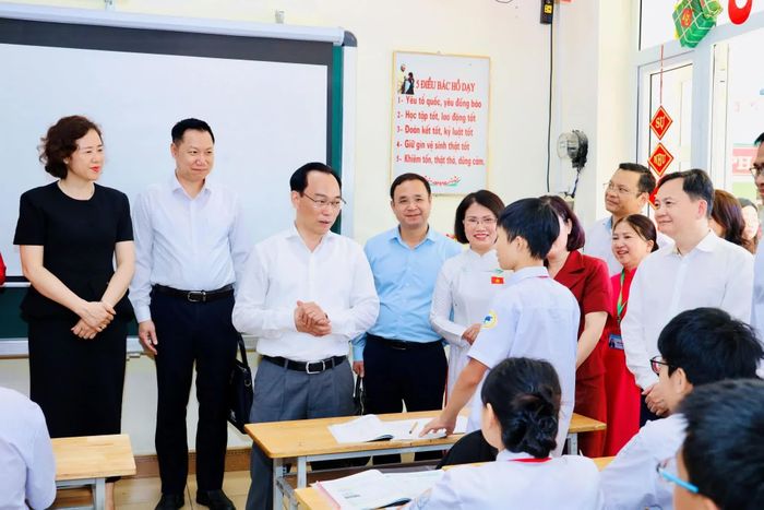 Bộ trưởng Hoàng Minh Sơn thăm, làm việc tại Trường TH&THCS Hà Tu.