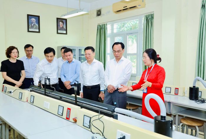 Bộ trưởng Hoàng Minh Sơn thăm cơ sở vật chất tại Trường THPT chuyên Hạ Long.