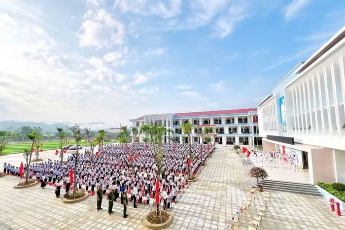Cơ sở vật chất khang trang tạo điều kiện thuận lợi cho việc tổ chức các hoạt động giáo dục ở vùng biên.