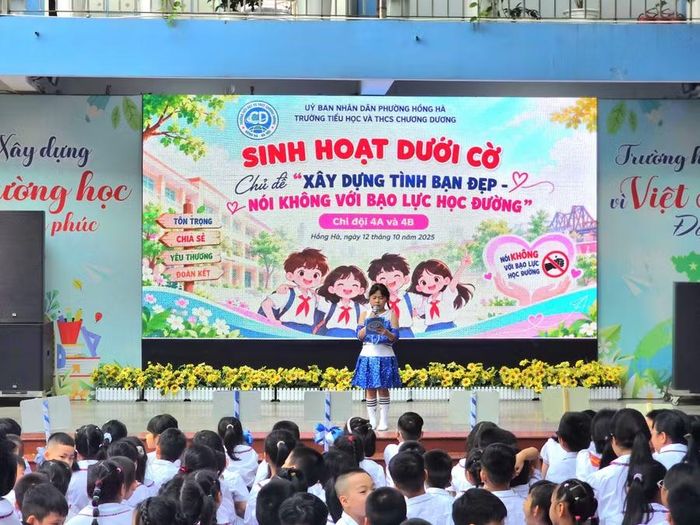 Học sinh là người dẫn chương trình trên sân khấu.