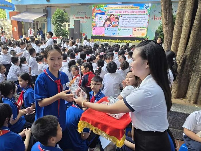 Các em tham gia trả lời câu hỏi tại chương trình liên quan đến các tình huống trong học đường.