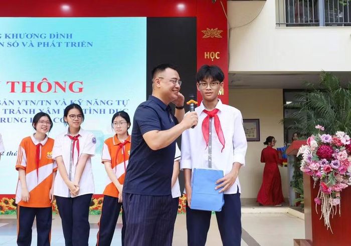 TS Nguyễn Văn Thanh đặt câu hỏi giao lưu với các em học sinh tại chương trình.