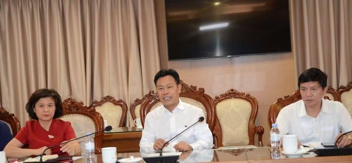 Thứ trưởng Bộ GD&ĐT Lê Quân (ở giữa) trao đổi tại buổi làm việc. Ảnh NC.