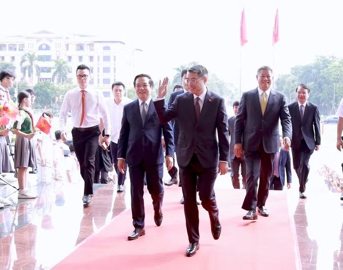 Thủ tướng Chính phủ Lê Minh Hưng, các đồng chí lãnh đạo tới dự Hội nghị Công bố quy hoạch tỉnh Hưng Yên thời kỳ 2021-2030, tầm nhìn đến năm 2050. Ảnh: Đinh Chiến