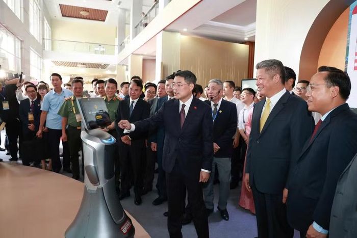 Thủ tướng Chính phủ Lê Minh Hưng cùng các đại biểu trải nghiệm robot AI, màn hình cảm ứng giới thiệu về quy hoạch. Ảnh Đinh Chiến