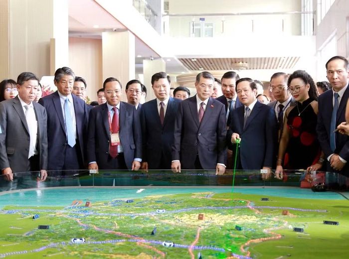 Thủ tướng Chính phủ Lê Minh Hưng nghe lãnh đạo tỉnh Hưng Yên giới thiệu sa bàn về quy hoạch tỉnh. Ảnh: Đinh Chiến