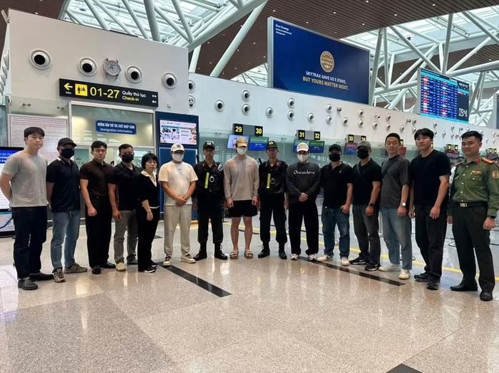 Lực lượng Công an Đà Nẵng bàn giao những người bị truy nã cho các đơn vị Hàn Quốc và Mông Cổ. Ảnh: CACC
