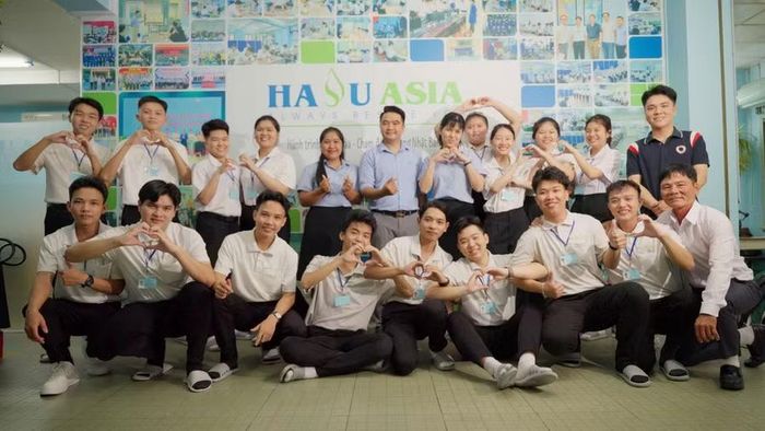 Ông Trương Nhật Tài, Phó Giám đốc Công ty TNHH Hasu Asia đánh giá, cùng các bạn học viên.