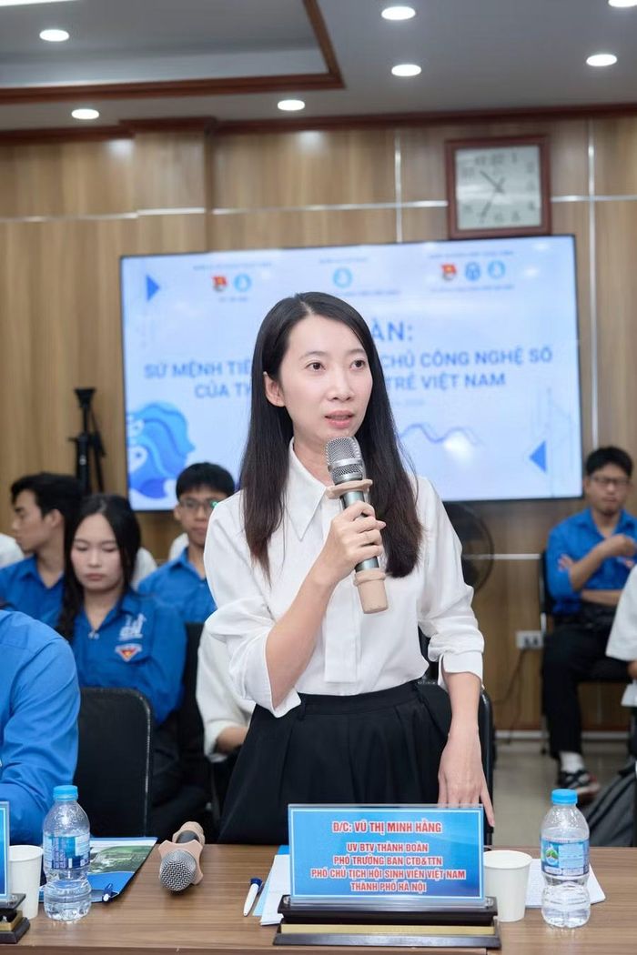 Đồng chí Vũ Thị Minh Hằng – Ủy viên Ban Thường vụ Thành đoàn, Phó trưởng ban Công tác Đoàn và thanh thiếu nhi, Phó Chủ tịch thường trực Hội Sinh viên Việt Nam thành phố Hà Nội trao đổi tại Diễn đàn.