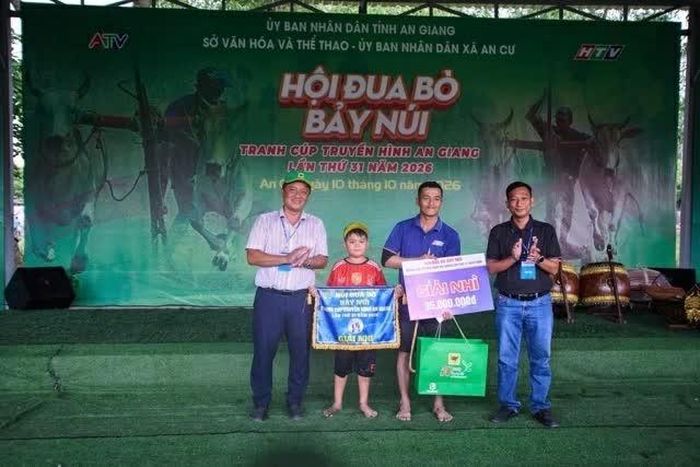 Ban Tổ chức và Nhà tài trợ Công ty CP Phân bón Bình Điền trao giải cho gia đình ông Nguyễn Văn Lâm – chủ nhân đôi bò về nhì năm 2026. (Ảnh: BFC)