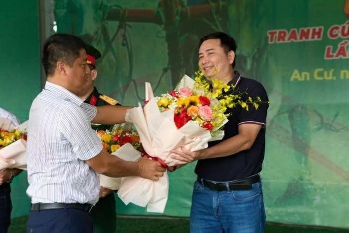 Ban Tổ chức trao hoa cho Đại diện Nhà tài trợ Công ty CP Phân bón Bình Điền. (Ảnh: BFC)