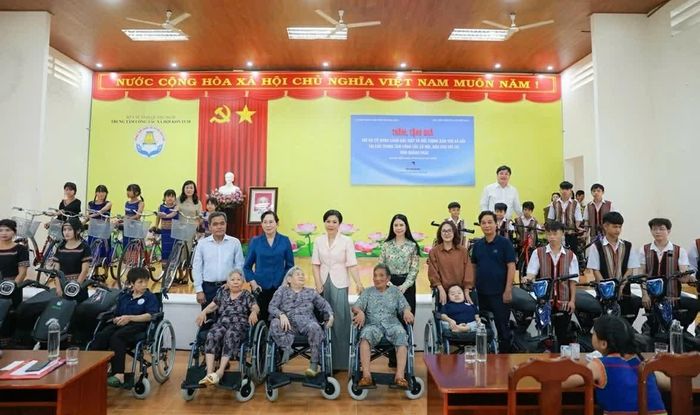 Đoàn công tác trao quà, góp phần củng cố mạng lưới an sinh và lan tỏa tinh thần sẻ chia trong cộng đồng. (Nguồn: BTC)