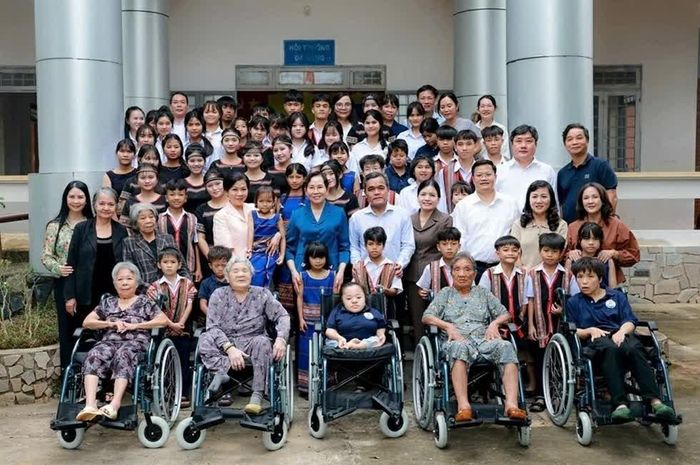 Các đại biểu chụp ảnh kỷ niệm với người cao tuổi, người khuyết tật và trẻ em có hoàn cảnh đặc biệt khó khăn tại Quảng Ngãi. (Nguồn: BTC)