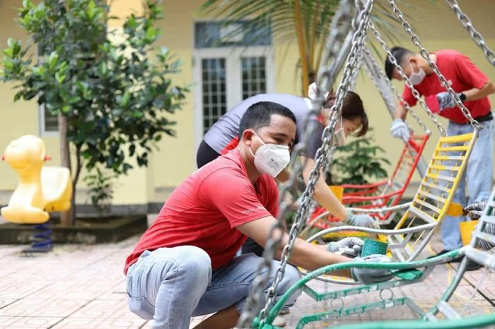 Các tình nguyện viên sơn mới tường và các đồ chơi cho Trung tâm Công tác xã hội và Quỹ Bảo trợ trẻ em thành phố Đồng Nai. (Nguồn: BTC)