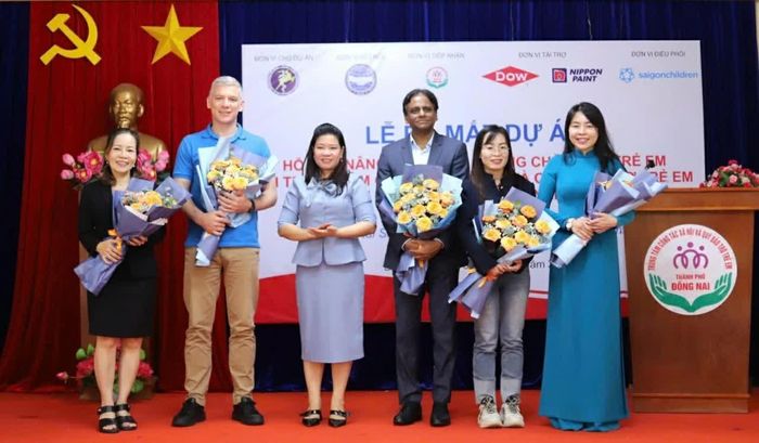 Bà Phạm Thị Mai Hương, Phó Giám đốc Sở Y tế thành phố Đồng Nai tặng hoa cho các nhà tài trợ và tổ chức đồng hành cùng chương trình. (Nguồn: BTC)