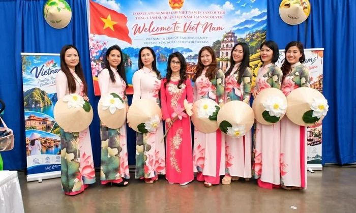 Các đại biểu nữ duyên dáng với trang phục áo dài Việt Nam và nón lá. (Tổng Lãnh sự quán Việt Nam tại Vancouver)