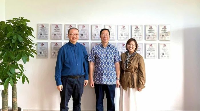 Tổng Lãnh sự Bùi Nguyên Long thăm Công ty TNHH Chấn Hoành, doanh nghiệp do chị Nguyễn Thị Lan, Chủ tịch Hội người Việt Nam tại Trùng Khánh, Tứ Xuyên, làm chủ. (Nguồn: Tổng Lãnh sự quán Việt Nam tại Trùng Khánh)