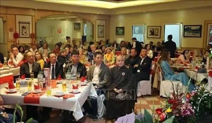 Buổi gặp mặt thu hút đông đảo bà con người Hà Nội và những người yêu mến Hà Nội.