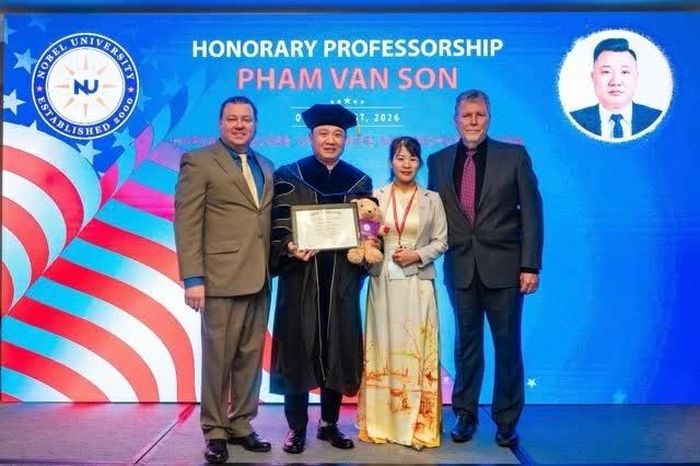 Giáo sư - Tiến sĩ danh dự, doanh nhân Phạm Văn Sơn và vợ Vũ Thị Lê trong sự kiện nhận bằng Giáo sư danh dự tại Nobel University (Hoa Kỳ), ngày 01/10/2026.