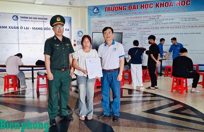 Thượng úy Lò Đức Hải trực tiếp đưa em Pờ Vân Minh đến trường làm thủ tục nhập học. Ảnh: Đức Duẩn