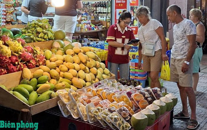 Trái cây được bày bán phục vụ khách du lịch tại Nha Trang. Ảnh: Lệ Giang