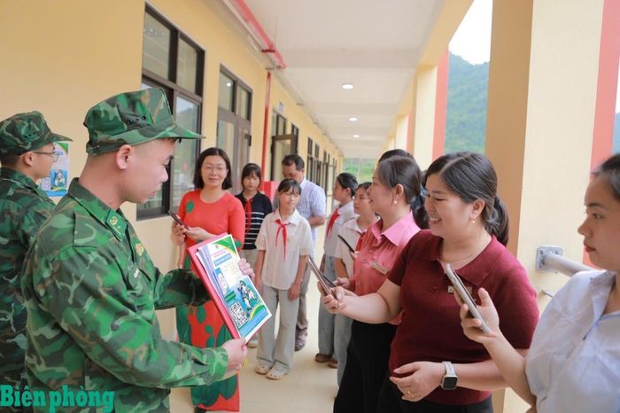 Cán bộ Đồn Biên phòng Pò Mã, Bộ đội Biên phòng tỉnh Lạng Sơn hướng dẫn thầy, cô giáo và học sinh quét mã QR sử dụng mô hình “Hòm thư điện tử ẩn danh”. Ảnh: Vi Toàn