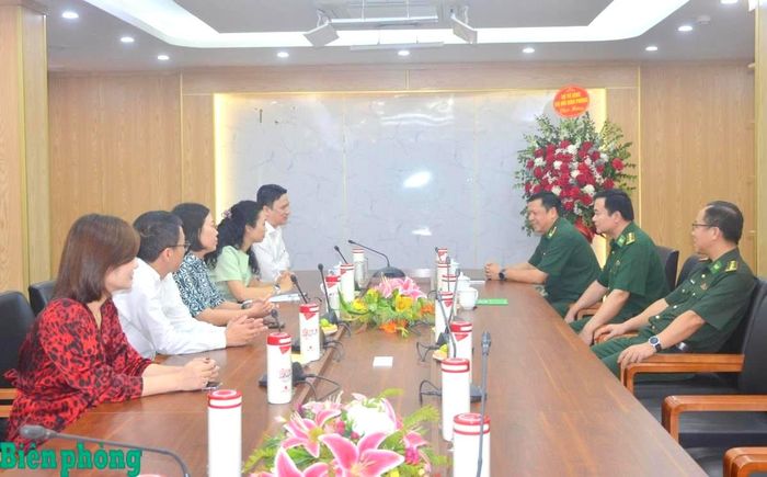 Hai bên trao đổi những mặt công tác đã phối hợp. Ảnh: TK