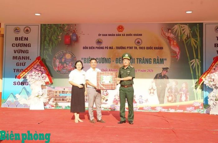 Đồn Biên phòng Pò Mã tổ chức hoạt động vui Tết Trung thu và tặng quà học sinh cho đại diện Trường Phổ thông nội trú Tiểu học, Trung học cơ sở Quốc Khánh. Ảnh: Duy Khiêm